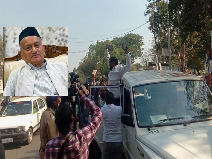 Shiv Sainiks protest against Governor Bhagat Singh Koshyari in Amravati; attempt to show Slippers to Governor | अमरावतीत राज्यपालांविरोधात शिवसैनिकांच आंदोलन; कोश्यारी यांच्या वाहनाला दाखविल्या चपला Shiv Sainiks protest against Governor Bhagat Singh Koshyari in Amravati; attempt to show Slippers to Governor | अमरावतीत राज्यपालांविरोधात शिवसैनिकांच आंदोलन; कोश्यारी यांच्या वाहनाला दाखविल्या चपला