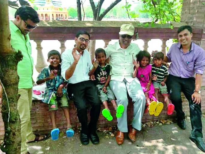 For the bare foot they became 'Chappaldoot' | अनवाणी पायांसाठी ते झाले ‘चप्पलदूत’ For the bare foot they became 'Chappaldoot' | अनवाणी पायांसाठी ते झाले ‘चप्पलदूत’