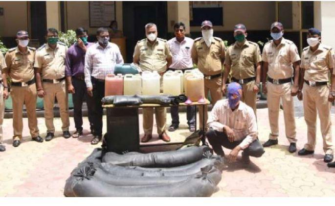 Raid on the infamous Charan Gaur den in Nagpur | नागपुरातील कुख्यात चरण गौरच्या अड्ड्यावर धाड Raid on the infamous Charan Gaur den in Nagpur | नागपुरातील कुख्यात चरण गौरच्या अड्ड्यावर धाड