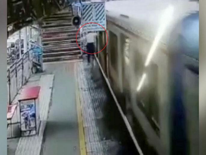 Mumbai man jumps off train to catch phone thief, run over by local | Video - मोबाइल चोराचा पाठलाग करताना लोकलमधून पडून प्रवाशाचा मृत्यू Mumbai man jumps off train to catch phone thief, run over by local | Video - मोबाइल चोराचा पाठलाग करताना लोकलमधून पडून प्रवाशाचा मृत्यू