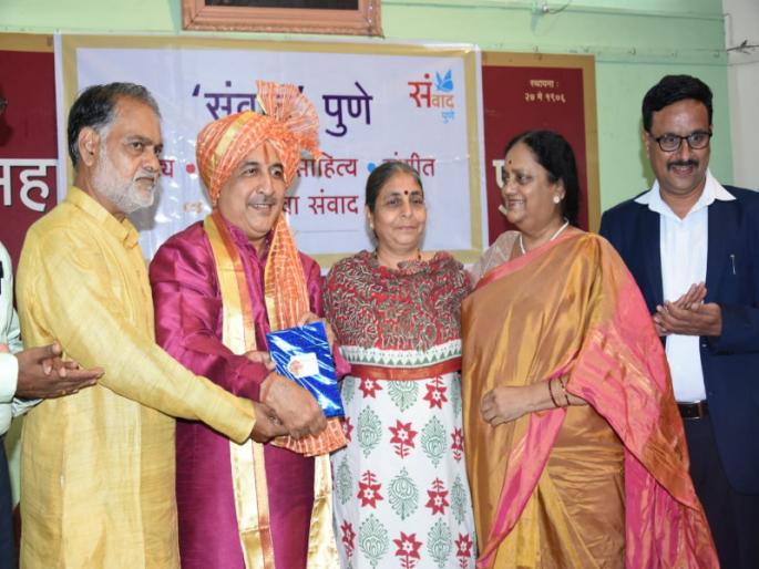 Music drama is stuck in the problems: Charudatta Aaphale | संगीत नाटक दुष्टचक्रात अडकले आहे : कीर्तनकार चारूदत्त आफळे Music drama is stuck in the problems: Charudatta Aaphale | संगीत नाटक दुष्टचक्रात अडकले आहे : कीर्तनकार चारूदत्त आफळे