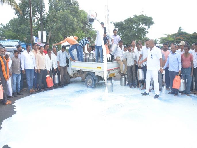 Stop the route on the Ahmadnagar-Pune highway for milk price hike | दूध दरवाढीसाठी अहमदनगर- पुणे महामार्गावर रास्ता रोको Stop the route on the Ahmadnagar-Pune highway for milk price hike | दूध दरवाढीसाठी अहमदनगर- पुणे महामार्गावर रास्ता रोको