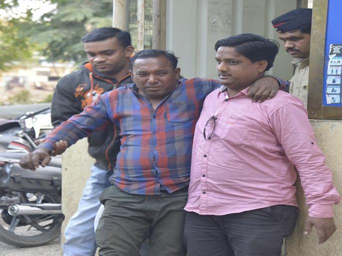 Chasing of the woman in Jalgaon | जळगावात महिलेचा पाठलाग करणा-याचा पाठलाग करून झोडपले Chasing of the woman in Jalgaon | जळगावात महिलेचा पाठलाग करणा-याचा पाठलाग करून झोडपले