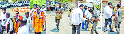 Sushilkumar Shinde Chashma and Jayasiddheshwar Mahaswami forgot forgotten passbook while filing nomination papers! | उमेदवारी अर्ज भरताना सुशीलकुमार शिंदे चष्मा अन् जयसिद्धेश्वर महास्वामी विसरुन आले पासबुक !