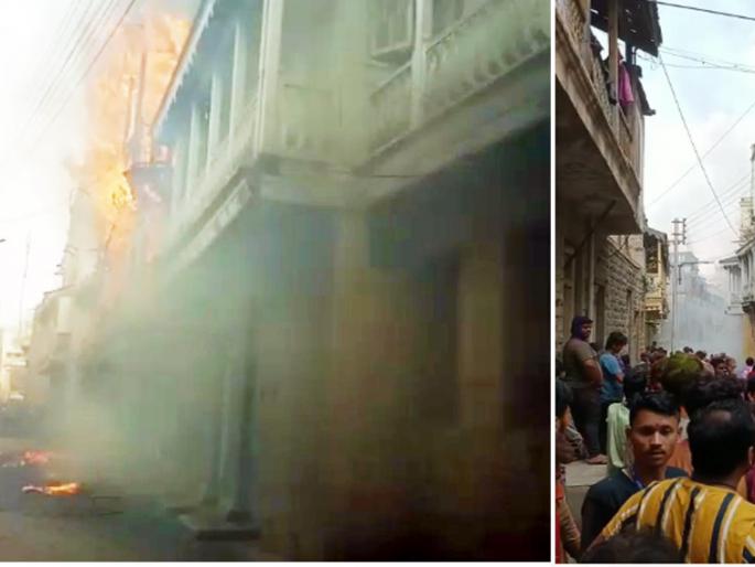 Big news; Gas explosion in Chatti alley; Ten houses caught fire | मोठी बातमी; चाटी गल्लीत गॅसचा स्फोट; दहा घरांना लागली आग Big news; Gas explosion in Chatti alley; Ten houses caught fire | मोठी बातमी; चाटी गल्लीत गॅसचा स्फोट; दहा घरांना लागली आग