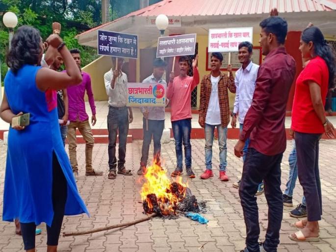 Demolition of Chief Minister's statue in Nashik - Students declare protest against student's stick | नाशकात मुख्यंत्र्यांच्या प्रतीकात्मक पुतळ्याचे दहन ; शिक्षकांवरील लाठीराच्या निषेधार्थ छात्रभारतीची घोषणाबाजी
