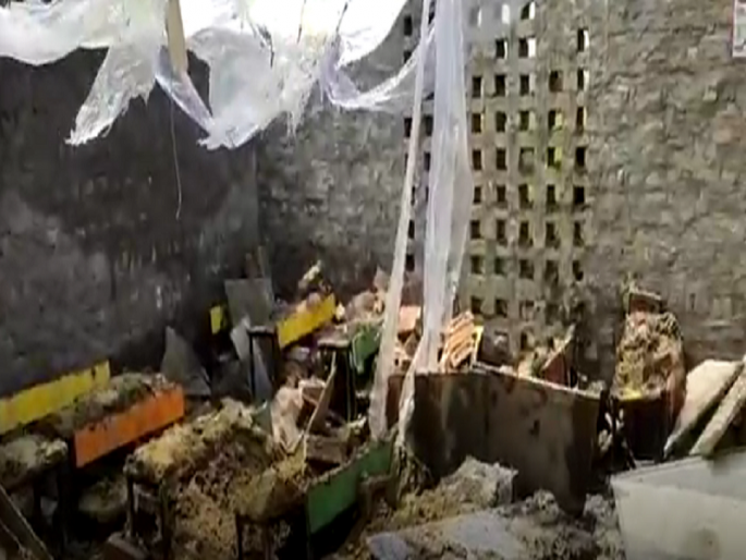 A roof collapsed during school hours, injuring 25 children and three others | इमारतीच्या दुरुस्तीदरम्यान कोसळलं शाळेचं छत, 25 मुलांसह तिघे गंभीर जखमी A roof collapsed during school hours, injuring 25 children and three others | इमारतीच्या दुरुस्तीदरम्यान कोसळलं शाळेचं छत, 25 मुलांसह तिघे गंभीर जखमी
