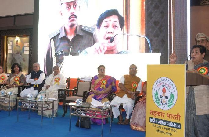 Air-conditioned room plans don't work in fact: Ansuya Uike | वातानुकुलित खोलीत तयार होणाऱ्या योजना वास्तवात उतरत नाहीत : अनसूया उईके