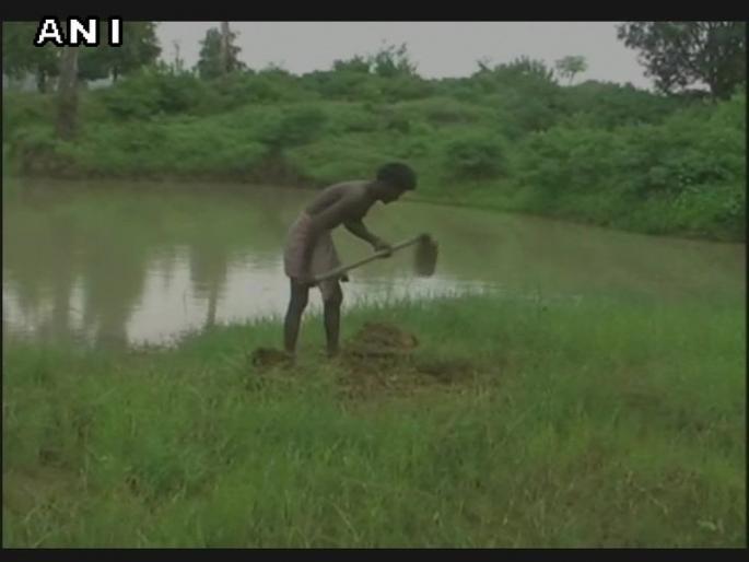 To solve the problem of water in the village, he built 27 years of land by digging the lake | गावातील पाण्याचा प्रश्न दूर करण्यासाठी त्याने 27 वर्ष जमीन खोदून तयार केला तलाव To solve the problem of water in the village, he built 27 years of land by digging the lake | गावातील पाण्याचा प्रश्न दूर करण्यासाठी त्याने 27 वर्ष जमीन खोदून तयार केला तलाव