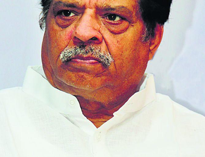 Congress notice to former minister Satish Chaturvedi | माजी मंत्री सतीश चतुर्वेदी यांना काँग्रेसची नोटीस Congress notice to former minister Satish Chaturvedi | माजी मंत्री सतीश चतुर्वेदी यांना काँग्रेसची नोटीस