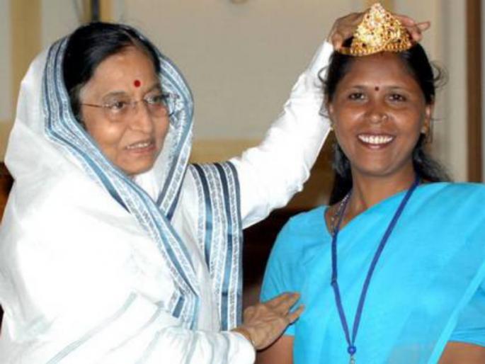 Usha Chaumar, who fight with untouchability and get Padmashri | अस्पृश्यतेची बंधनं झुगारून 'पद्मश्री'पर्यंत वाटचाल केलेल्या उषा चौमार  Usha Chaumar, who fight with untouchability and get Padmashri | अस्पृश्यतेची बंधनं झुगारून 'पद्मश्री'पर्यंत वाटचाल केलेल्या उषा चौमार