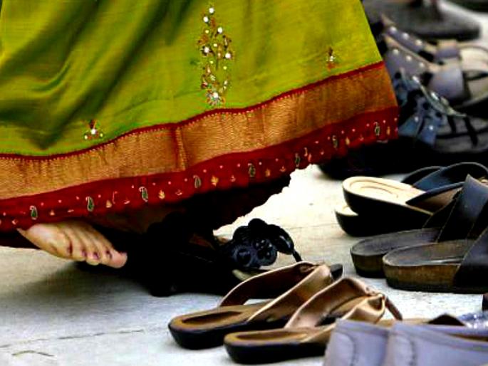 Vastu Shastra: Do not place a shoe stand near the entrance of the house and never keep the shoe upside down, otherwise... | Vastu Shastra: घराच्या प्रवेश द्वाराजवळ चपला स्टॅन्ड ठेवू नका आणि चपला कधीही उलट ठेवू नका, अन्यथा... Vastu Shastra: Do not place a shoe stand near the entrance of the house and never keep the shoe upside down, otherwise... | Vastu Shastra: घराच्या प्रवेश द्वाराजवळ चपला स्टॅन्ड ठेवू नका आणि चपला कधीही उलट ठेवू नका, अन्यथा...