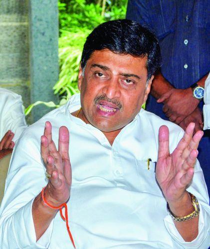 There should be new leadership wherever necessary: Ashok Chavan | आवश्यकता असेल तेथे नवीन नेतृत्व द्यावे : अशोक चव्हाण