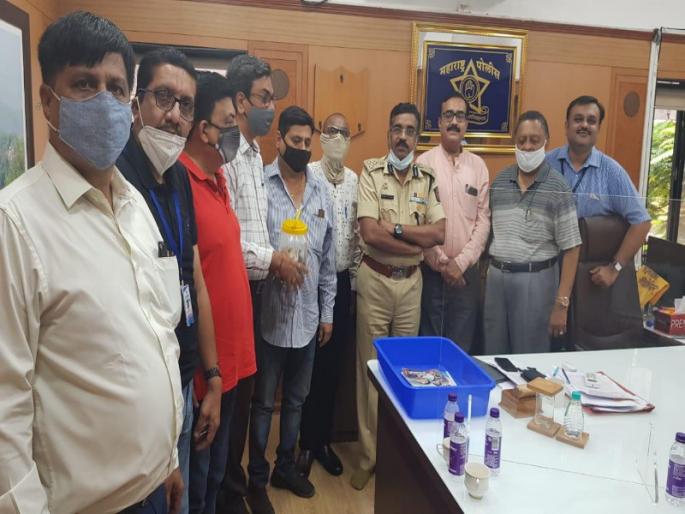 Ten thousand traders in Pune city handed over the keys of the shop to the administration | दहा हजार व्यापाऱ्यांनी दुकानाच्या चाव्या केल्या प्रशासनाच्या स्वाधीन; पुण्यात अभिनव आंदोलन Ten thousand traders in Pune city handed over the keys of the shop to the administration | दहा हजार व्यापाऱ्यांनी दुकानाच्या चाव्या केल्या प्रशासनाच्या स्वाधीन; पुण्यात अभिनव आंदोलन