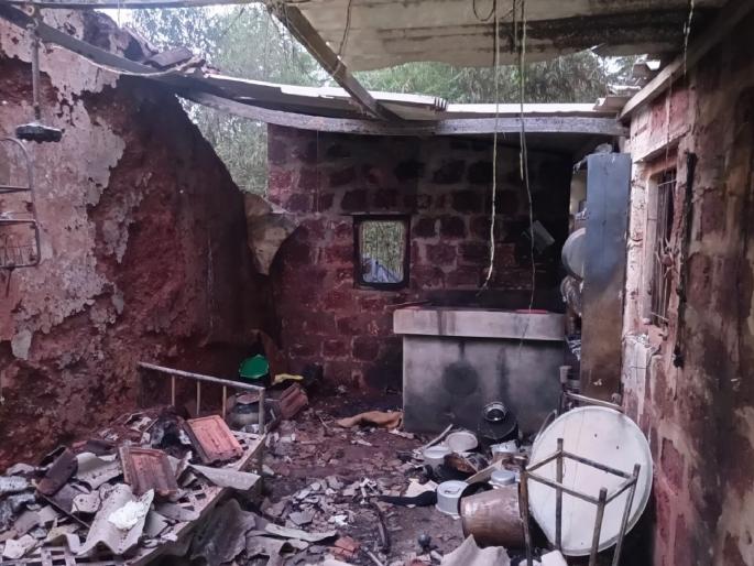 One person died in a house fire at Chowke Sthalkarwadi in Malvan taluka Sindhudurg | Sindhudurg: घराला लागलेल्या आगीत होरपळून एकाचा मृत्यू  One person died in a house fire at Chowke Sthalkarwadi in Malvan taluka Sindhudurg | Sindhudurg: घराला लागलेल्या आगीत होरपळून एकाचा मृत्यू