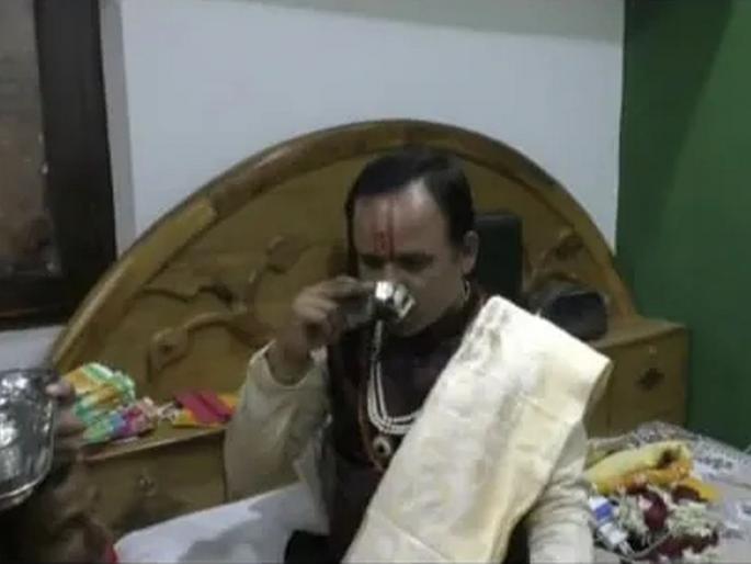 From kanyadana to miracles, fortune telling in a handful of rice, now Chawalwale Baba is in the news | कन्यादानापासून चमत्कारापर्यंत, मुठभर तांदळात सांगतात भविष्य, आता चावलवाले बाबा चर्चेत From kanyadana to miracles, fortune telling in a handful of rice, now Chawalwale Baba is in the news | कन्यादानापासून चमत्कारापर्यंत, मुठभर तांदळात सांगतात भविष्य, आता चावलवाले बाबा चर्चेत