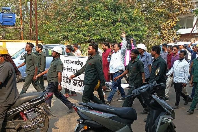 ctps workers march on main forest conservation office for safety matters after wild animals attack on two people | वन्यप्राण्यांच्या बंदोबस्तासाठी मुख्य वनसंरक्षक कार्यालयावर सिटीपीएस कामगारांचा मोर्चा ctps workers march on main forest conservation office for safety matters after wild animals attack on two people | वन्यप्राण्यांच्या बंदोबस्तासाठी मुख्य वनसंरक्षक कार्यालयावर सिटीपीएस कामगारांचा मोर्चा