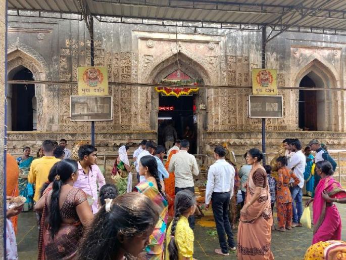 Devotees visit Chandrapur for Mahakali Devi Yatra | महाकाली देवीच्या यात्रेसाठी भाविकांची चंद्रपुरात मांदियाळी Devotees visit Chandrapur for Mahakali Devi Yatra | महाकाली देवीच्या यात्रेसाठी भाविकांची चंद्रपुरात मांदियाळी