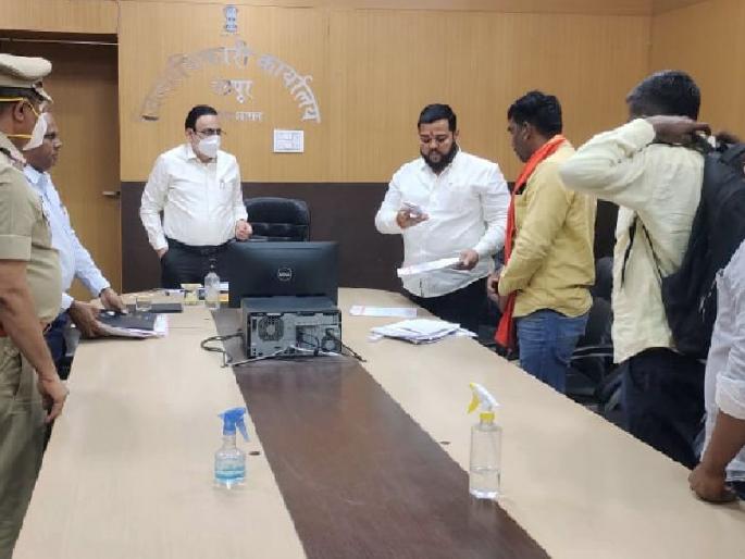 ekona coal mine agitation set to back after assurance; coal transport resumes | आश्वासनानंतर एकोना खाणीतील आंदोलन मागे; ६ दिवसांपासून रोखलेली कोळसा वाहतूक सुरू ekona coal mine agitation set to back after assurance; coal transport resumes | आश्वासनानंतर एकोना खाणीतील आंदोलन मागे; ६ दिवसांपासून रोखलेली कोळसा वाहतूक सुरू