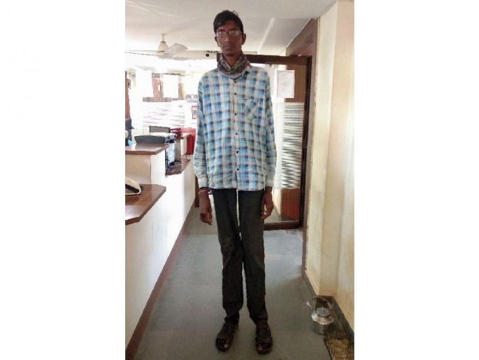 anil ramgunde is became the tallest man in nagbhid tehsil is grabbing everyone's attention | सर्वांत उंच माणूस वेधून घेतोय साऱ्यांचे लक्ष; नेमकी कोण आहे ही व्यक्ती? anil ramgunde is became the tallest man in nagbhid tehsil is grabbing everyone's attention | सर्वांत उंच माणूस वेधून घेतोय साऱ्यांचे लक्ष; नेमकी कोण आहे ही व्यक्ती?