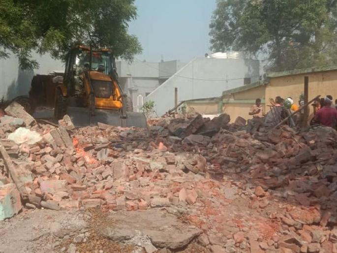 Railway bulldozers on 16 houses of encroachment, Proceedings under the protection of 400 policemen | नागरिकांच्या आक्रोशात १६ घरांवर रेल्वेचा बुलडोझर; ४०० पोलिसांच्या बंदोबस्तात कार्यवाही
