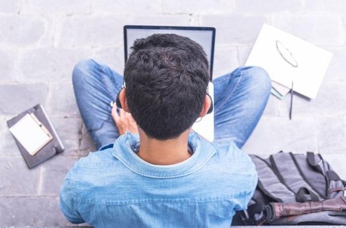 Five lakh bucks to the unemployed by giving a job incentive | नोकरीचे आमिष देऊन बेरोजगारास पाच लाखांचा गंडा