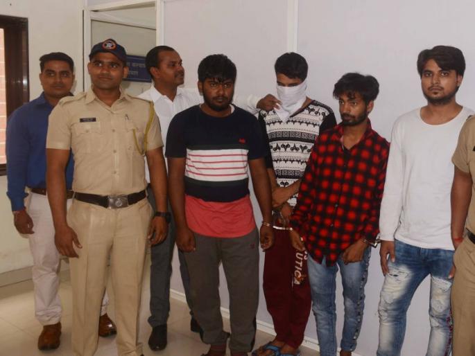 Three robbers arrested from Delhi via phone call; Nashik police action | फोनकॉलद्वारे आर्थिक लूट करणाऱ्या तिघांना दिल्लीतून अटक ; नाशिक पोलिसांची कारवाई Three robbers arrested from Delhi via phone call; Nashik police action | फोनकॉलद्वारे आर्थिक लूट करणाऱ्या तिघांना दिल्लीतून अटक ; नाशिक पोलिसांची कारवाई