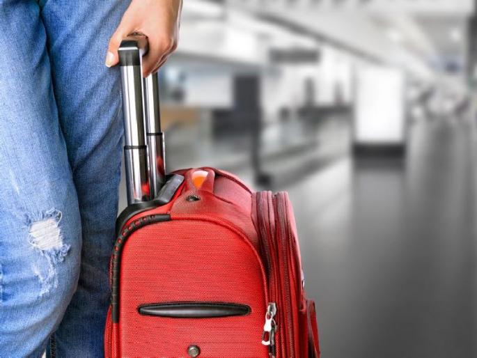 Now in the hotel 'check-in' facility, the first airport in the country is at the Mumbai airport | आता हॉटेलमध्येच ‘चेक इन’ची सुविधा, देशातील प्रथम प्रयोग मुंबई विमानतळावर Now in the hotel 'check-in' facility, the first airport in the country is at the Mumbai airport | आता हॉटेलमध्येच ‘चेक इन’ची सुविधा, देशातील प्रथम प्रयोग मुंबई विमानतळावर