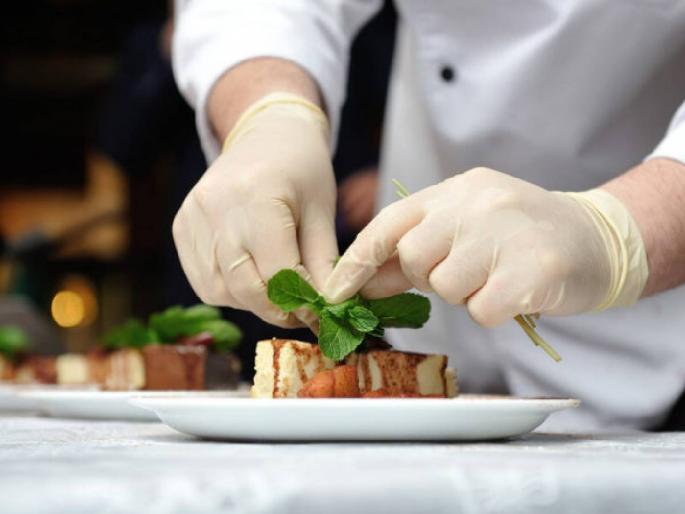 How to cook food, how to maintain cleanliness? Train the cooks like a 'chef' | अन्न कसे शिजवायचे, स्वच्छता कशी ठेवायची? स्वयंपाक्यांना ‘शेफ’प्रमाणे देणार प्रशिक्षण How to cook food, how to maintain cleanliness? Train the cooks like a 'chef' | अन्न कसे शिजवायचे, स्वच्छता कशी ठेवायची? स्वयंपाक्यांना ‘शेफ’प्रमाणे देणार प्रशिक्षण