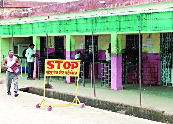 Obstacles at farmers' border checkpoints | शेतकऱ्यांची सीमा तपासणी नाक्यावर अडवणूक