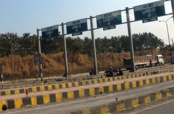 At the scrutiny of the surveillance teams located in the RTO check post, recovery from the natives on the nose | स्थिर सर्व्हेक्षण पथकांच्या करड्या नजरेतही आरटीओ चेकपोस्ट नाक्यावर पंटरांकडून वसुली At the scrutiny of the surveillance teams located in the RTO check post, recovery from the natives on the nose | स्थिर सर्व्हेक्षण पथकांच्या करड्या नजरेतही आरटीओ चेकपोस्ट नाक्यावर पंटरांकडून वसुली