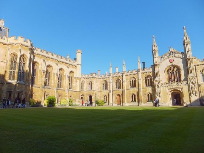 Problem of Signature: Due to the tradition of eight centuries, Cambridge University is not written; Examination to take on a laptop | हस्ताक्षराची समस्या : आठ शतकांची परंपरा येणार संपुष्टात, केंब्रिज विद्यापीठ लेखी नव्हे; लॅपटॉपवर घेणार परीक्षा Problem of Signature: Due to the tradition of eight centuries, Cambridge University is not written; Examination to take on a laptop | हस्ताक्षराची समस्या : आठ शतकांची परंपरा येणार संपुष्टात, केंब्रिज विद्यापीठ लेखी नव्हे; लॅपटॉपवर घेणार परीक्षा