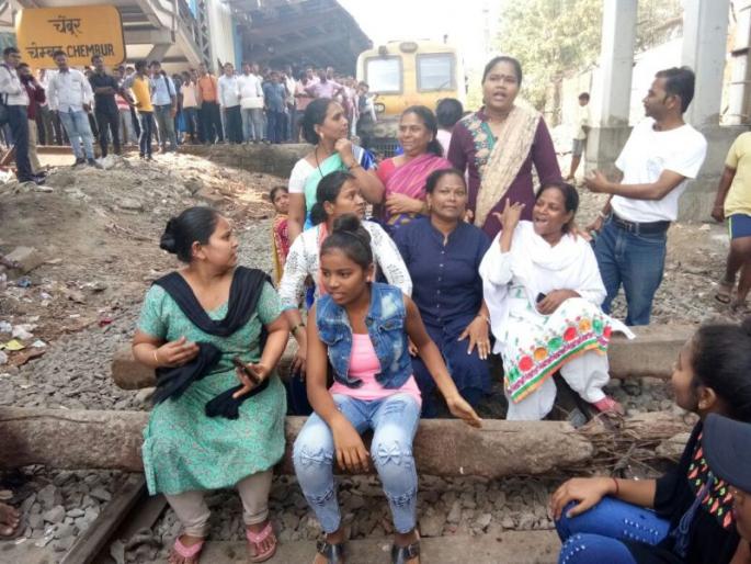 Bhima Koregaon Case: Rail stop on Harbor line, passenger traffic | भीमा कोरेगाव प्रकरण : हार्बर रेल्वेमार्गावर रेल रोको, प्रवाशांचे हाल Bhima Koregaon Case: Rail stop on Harbor line, passenger traffic | भीमा कोरेगाव प्रकरण : हार्बर रेल्वेमार्गावर रेल रोको, प्रवाशांचे हाल