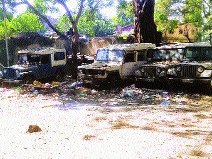 Chembur's rationing office became a storehouse | चेंबूरचे रेशनिंग कार्यालय बनले भंगाराचे दुकान Chembur's rationing office became a storehouse | चेंबूरचे रेशनिंग कार्यालय बनले भंगाराचे दुकान