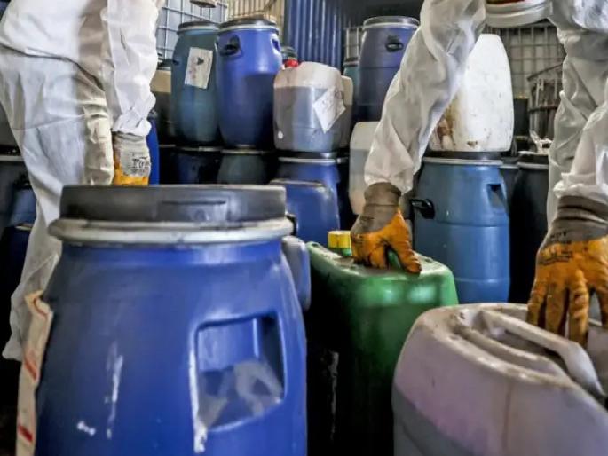 Smuggling of crores of chemical powder for intoxication from pharmaceutical company's hazards waste | औषधी कंपनीच्या टाकाऊ मालातून नशेसाठी रासायनिक पावडरची कोट्यवधींत तस्करी Smuggling of crores of chemical powder for intoxication from pharmaceutical company's hazards waste | औषधी कंपनीच्या टाकाऊ मालातून नशेसाठी रासायनिक पावडरची कोट्यवधींत तस्करी