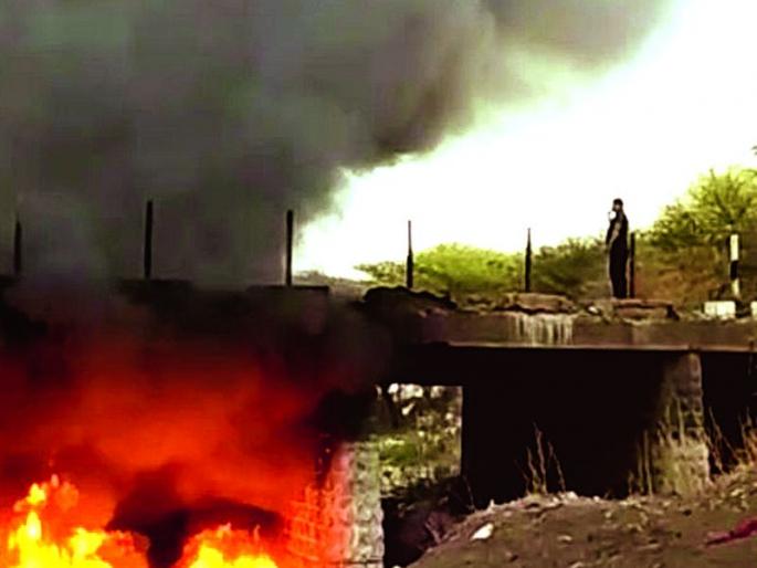 The chemical fire in the river! | बुलडाणा : येळगावनजीक नदी पात्रात पडलेल्या रसायनाने घेतला पेट! The chemical fire in the river! | बुलडाणा : येळगावनजीक नदी पात्रात पडलेल्या रसायनाने घेतला पेट!