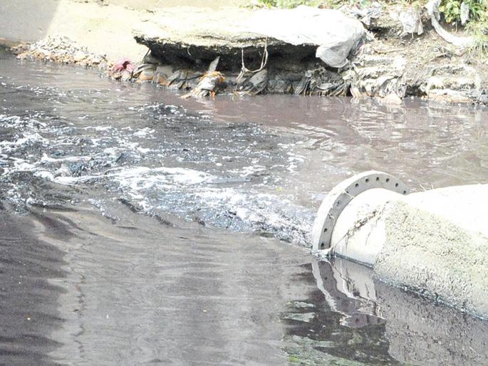 Red signal to chemical wastewater pipeline | रासायनिक सांडपाण्याच्या पाइपलाइनला रेड सिग्नल Red signal to chemical wastewater pipeline | रासायनिक सांडपाण्याच्या पाइपलाइनला रेड सिग्नल