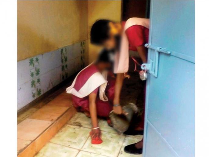 asked students to clean toilets Headmaster suspended | विद्यार्थ्यांना शौचालय स्वच्छ करण्यास सांगितले; मुख्याध्यापिका निलंबित asked students to clean toilets Headmaster suspended | विद्यार्थ्यांना शौचालय स्वच्छ करण्यास सांगितले; मुख्याध्यापिका निलंबित