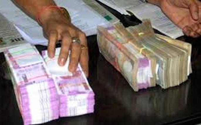 Illegal creditors: 430 cheques and Cash of Rs 34 lakhs seized in Akola | अवैध सावकारी : ४३० धनादेशांसह ३४ लाखांची रोकड जप्त Illegal creditors: 430 cheques and Cash of Rs 34 lakhs seized in Akola | अवैध सावकारी : ४३० धनादेशांसह ३४ लाखांची रोकड जप्त