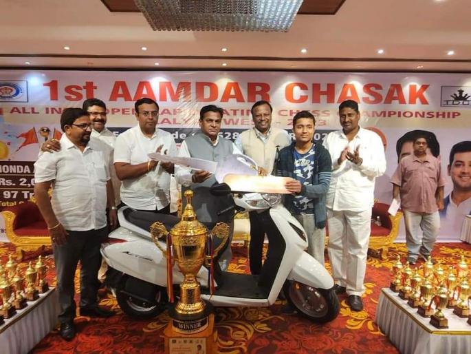 Mumbai's Gaurang Bagwe first in chess tournament, first MLA Cup tournament held in Kalyan | बुद्धिबळ स्पर्धेत मुंबईचा गौरांग बागवे प्रथम, कल्याणमध्ये पार पडली पहिली आमदार चषक स्पर्धा Mumbai's Gaurang Bagwe first in chess tournament, first MLA Cup tournament held in Kalyan | बुद्धिबळ स्पर्धेत मुंबईचा गौरांग बागवे प्रथम, कल्याणमध्ये पार पडली पहिली आमदार चषक स्पर्धा