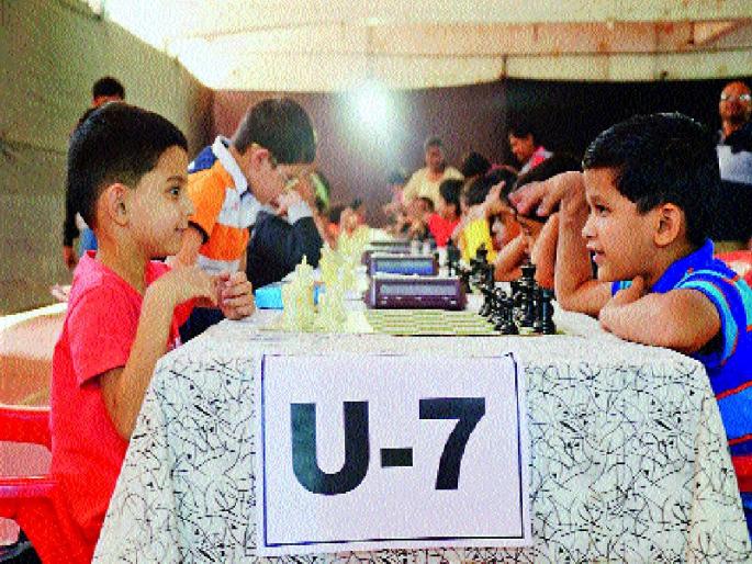 Chess Contest: Gothic, Applicable, Kings Leading | बुद्धिबळ स्पर्धा : जठार, लागू, राजे आघाडीवर Chess Contest: Gothic, Applicable, Kings Leading | बुद्धिबळ स्पर्धा : जठार, लागू, राजे आघाडीवर