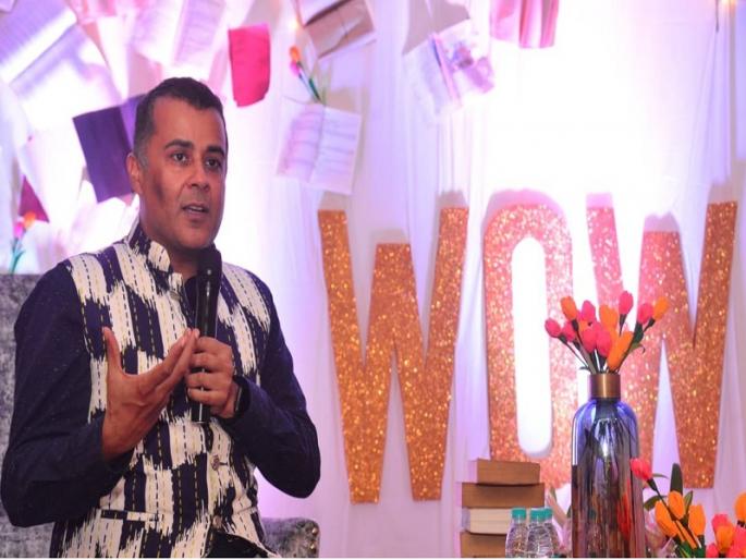 will bring revolution by Writing - Chetan Bhagat | लिखाणानेच क्रांती आणायची आहे will bring revolution by Writing - Chetan Bhagat | लिखाणानेच क्रांती आणायची आहे