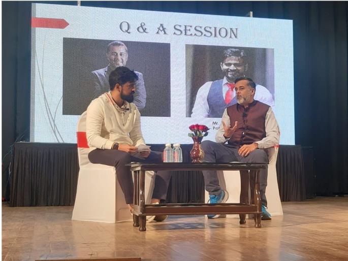 Need to update education system with time says well known author Chetan Bhagat | शिक्षण व्यवस्था काळानुरूप अद्ययावत करण्याची गरज- चेतन भगत