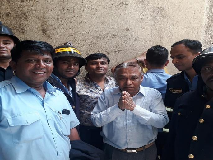 Pune Fire Brigade officers rescue youth stuck in the lift | ... अन् मुलाला सुखरुप बाहेर काढताच वडिलांना अश्रू अनावर Pune Fire Brigade officers rescue youth stuck in the lift | ... अन् मुलाला सुखरुप बाहेर काढताच वडिलांना अश्रू अनावर