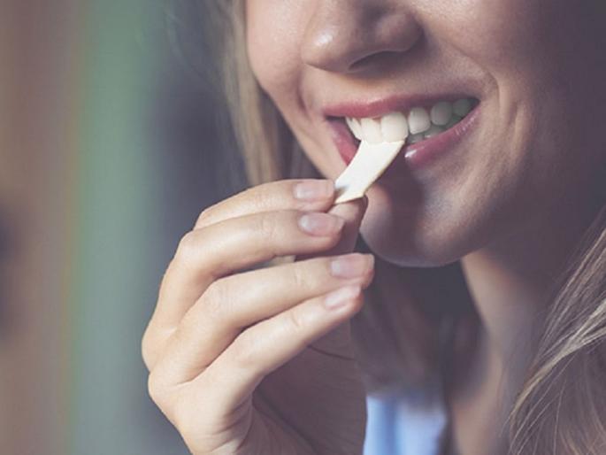 Have a habit of chewing gum but what if you accidentally swallow it know details | च्युइंगम चघळण्याची सवय आहे, पण ते चुकून गिळलं तर? Have a habit of chewing gum but what if you accidentally swallow it know details | च्युइंगम चघळण्याची सवय आहे, पण ते चुकून गिळलं तर?