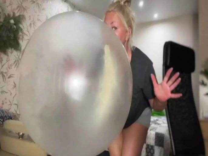 viral news of woman earns 67 thousand rupees a month by chewing gum | 'ही' महिला च्युइंगम चघळून महिन्याला कमावते 67 हजारांहून अधिक रुपये! viral news of woman earns 67 thousand rupees a month by chewing gum | 'ही' महिला च्युइंगम चघळून महिन्याला कमावते 67 हजारांहून अधिक रुपये!