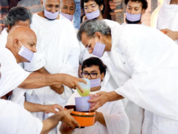 341 devotees from 18 states broke the year-long fast by consuming sugarcane juice | १८ राज्यांतील ३४१ भाविकांनी उसाचा रस ग्रहण करत सोडला वर्षभराचा उपवास 341 devotees from 18 states broke the year-long fast by consuming sugarcane juice | १८ राज्यांतील ३४१ भाविकांनी उसाचा रस ग्रहण करत सोडला वर्षभराचा उपवास