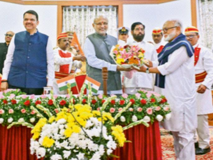 After the agitation subsided, Bhujbal got a chance to become a minister; Dhananjay Munde's ropes were cut | आंदोलनाची धार कमी झाल्यानंतर भुजबळांना मिळाली मंत्रिपदाची संधी; धनंजय मुंडेंचे दोर कापले