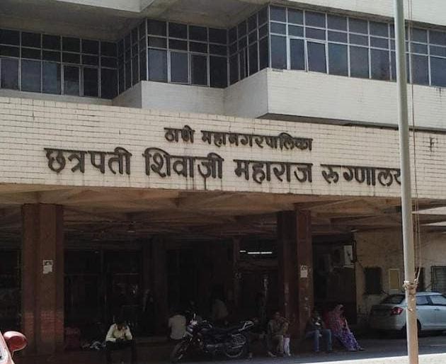 Coronavirus: The body was released before the report was received; Report the mismanagement of the hospital on the ground floor | Coronavirus: अहवाल येण्यापूर्वीच मृतदेह केला स्वाधीन; कळवा रुग्णालयाचा भोंगळ कारभार चव्हाट्यावर Coronavirus: The body was released before the report was received; Report the mismanagement of the hospital on the ground floor | Coronavirus: अहवाल येण्यापूर्वीच मृतदेह केला स्वाधीन; कळवा रुग्णालयाचा भोंगळ कारभार चव्हाट्यावर