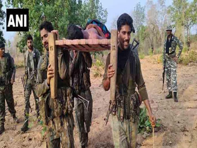 crpf-jawan-carried-an-injured-man-on-a-cot-to-hospital-for-5-km-in-bijapur-chhattisgarh 5 km on the shoulders | शाब्बास जवानांनो! जखमी व्यक्तीला खांद्यांवर घेऊन तब्ब्ल ५ किमी अंतर केले पार  crpf-jawan-carried-an-injured-man-on-a-cot-to-hospital-for-5-km-in-bijapur-chhattisgarh 5 km on the shoulders | शाब्बास जवानांनो! जखमी व्यक्तीला खांद्यांवर घेऊन तब्ब्ल ५ किमी अंतर केले पार